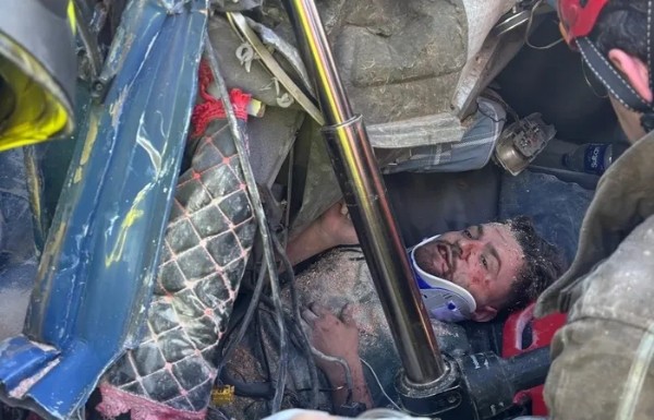 Bariyerlere saplandı! Kamyon kabininde can pazarı